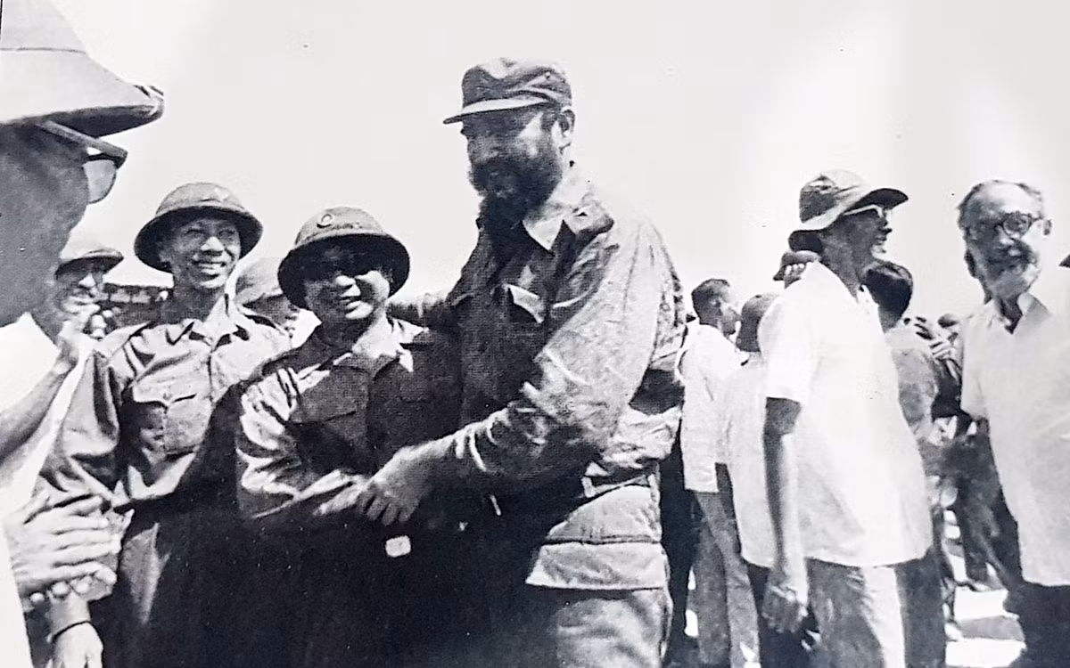 Bộ trưởng Quốc phòng Chính phủ cách mạng Lâm thời Cộng hòa miền nam Việt Nam, Trung tướng Trần Nam Trung đón Chủ tịch Cuba Fidel Castro và phái đoàn. (Ảnh: Tư liệu)
