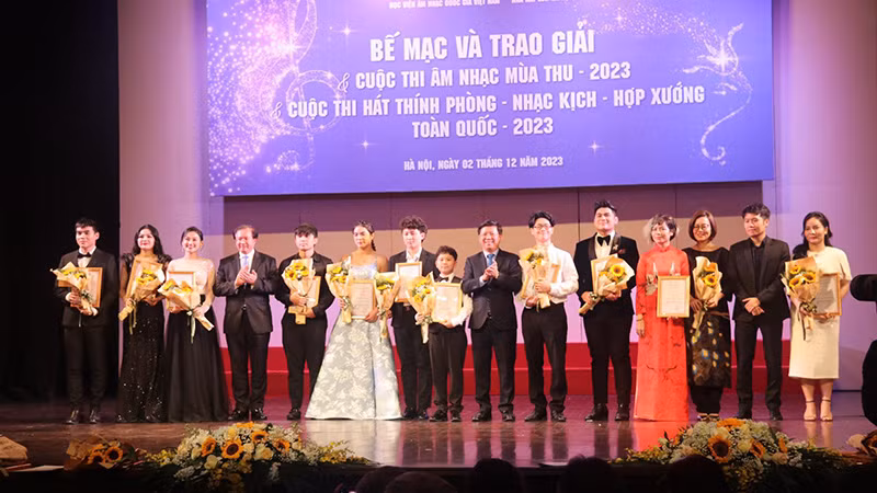 Cảnh Trần (thứ 5 từ phải sang) tại lễ trao giải cuộc thi.