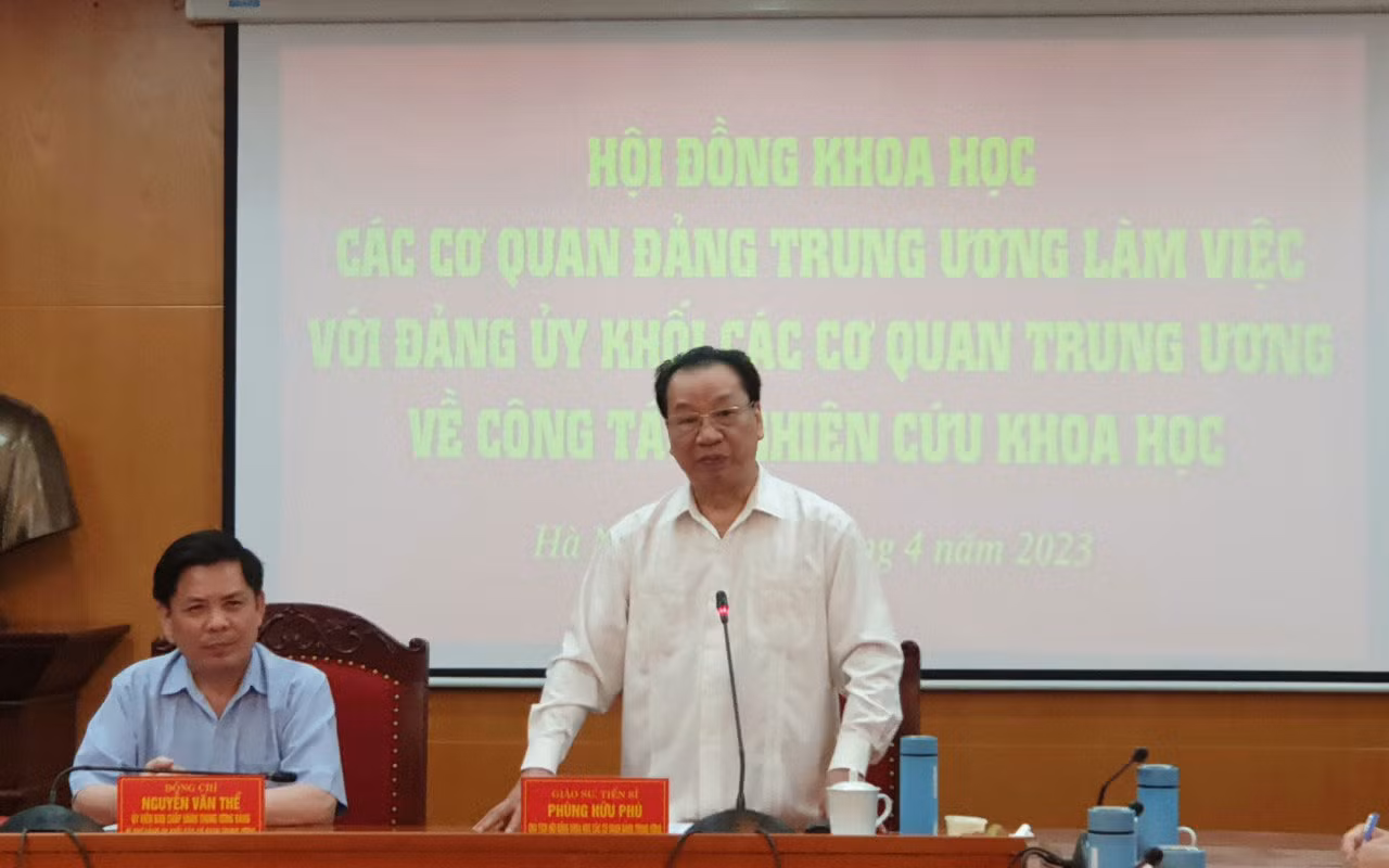 Đồng chí Phùng Hữu Phú phát biểu ý kiến tại buổi làm việc.