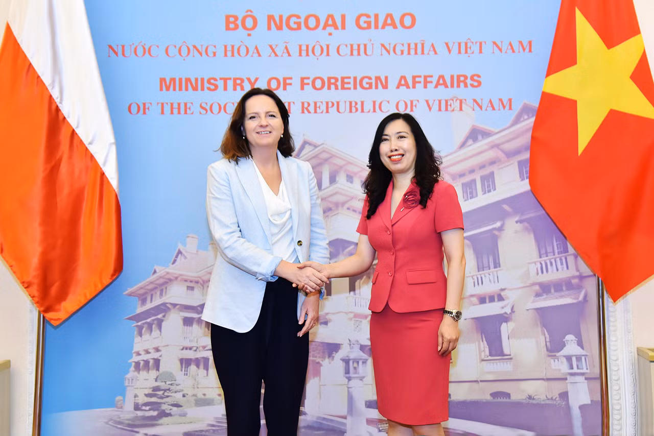 Thứ trưởng Ngoại giao Lê Thị Thu Hằng và Phó Quốc vụ khanh Bộ Ngoại giao Ba Lan Anna Krystyna Radwan-Röhrenschef. Thứ trưởng Ngoại giao Lê Thị Thu Hằng và Phó Quốc vụ khanh Bộ Ngoại giao Ba Lan Anna Krystyna Radwan-Röhrenschef.
