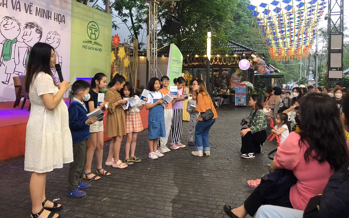 Giải thưởng hay quà tặng đều là những cuốn sách. Giải thưởng hay quà tặng đều là những cuốn sách.