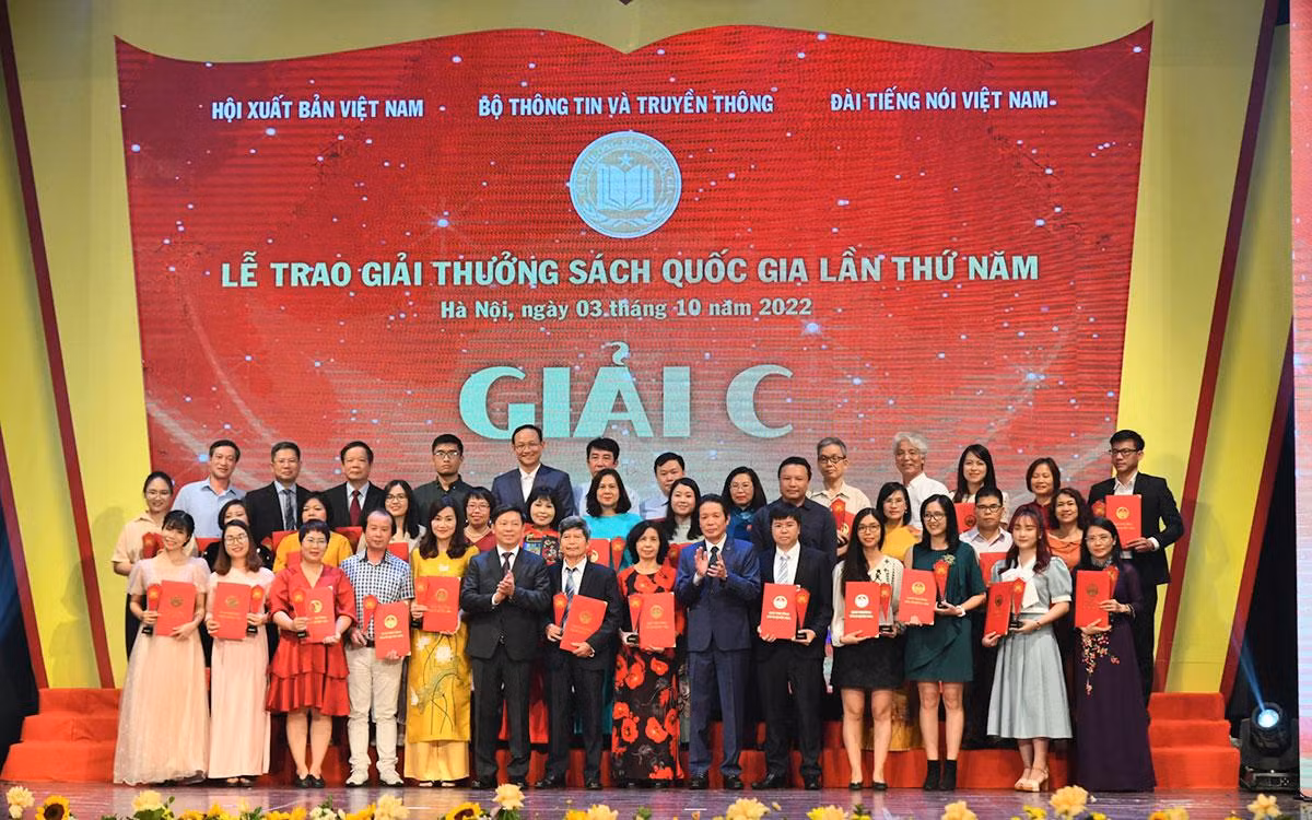 Các tác giả và đơn vị xuất bản giành giải B.(Ảnh: THỦY NGUYÊN)