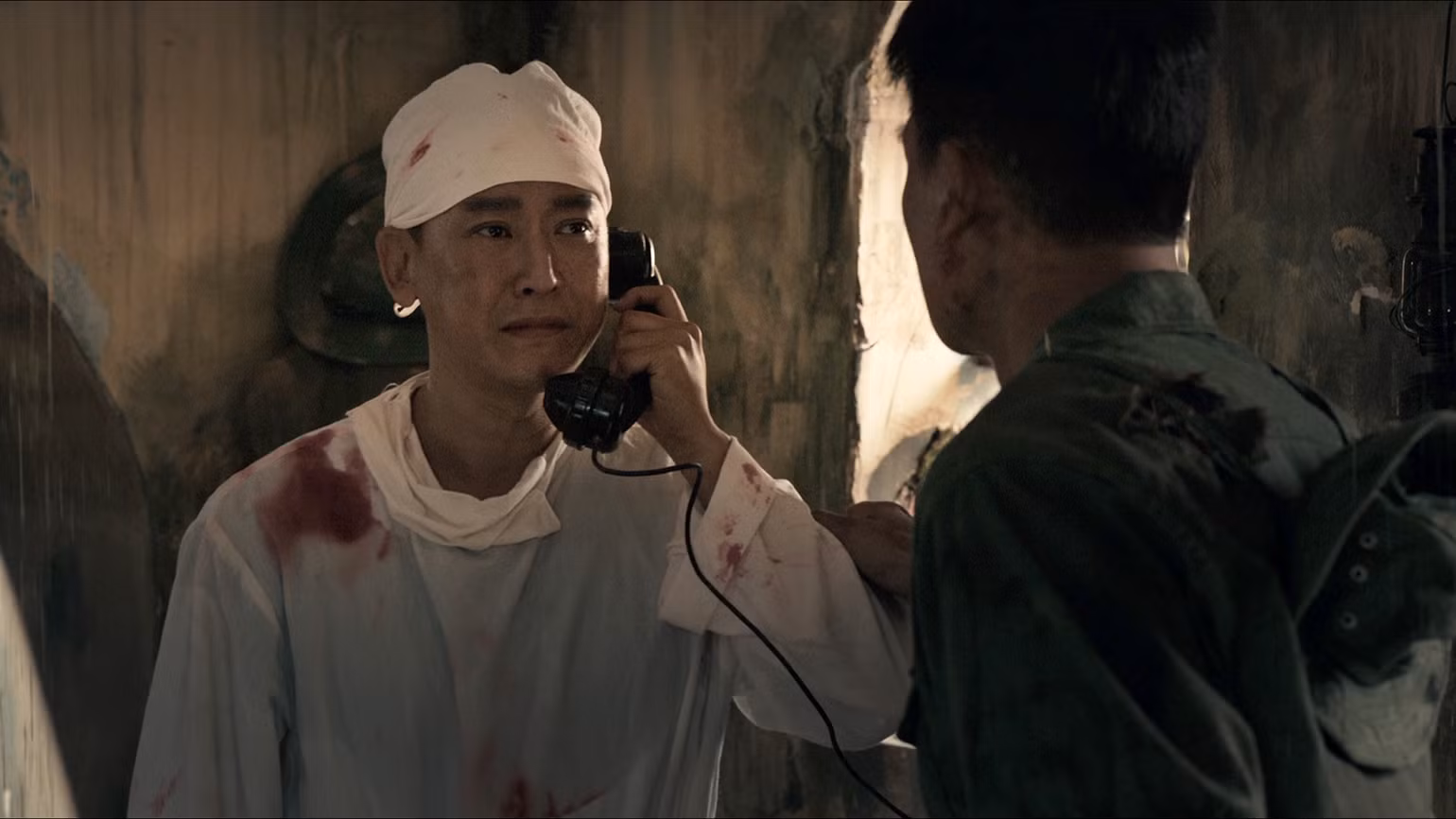 Hứa Vĩ Văn trong phim "Mưa đỏ". Hứa Vĩ Văn trong phim "Mưa đỏ".