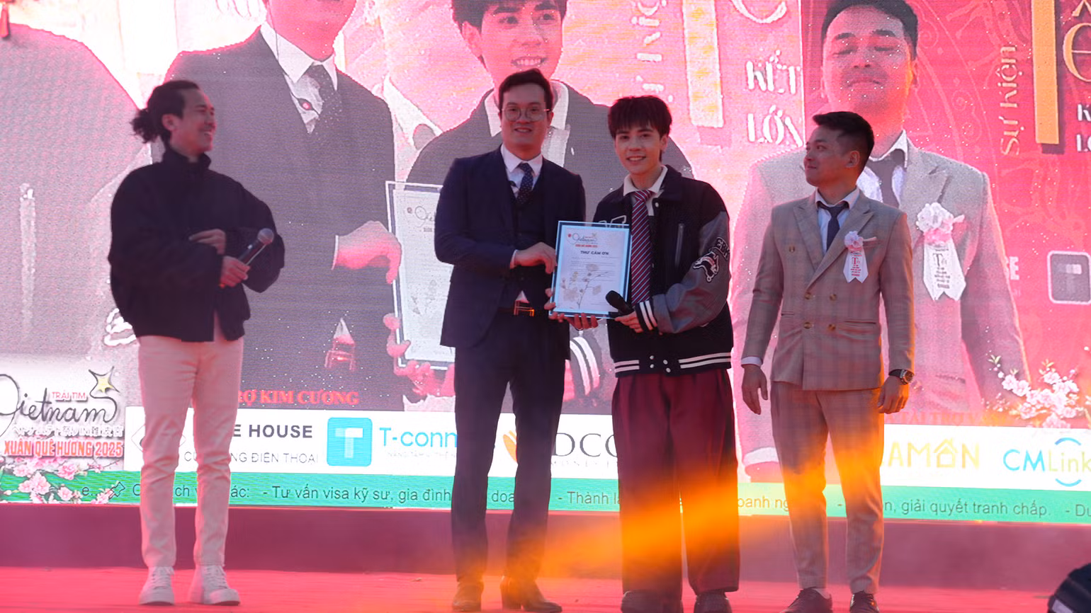 Ca sĩ Quang Hùng MasterD nhận Thư cảm ơn của BTC vì những đóng góp cho chương trình cộng đồng Xuân quê hương - Trái tim Việt Nam.