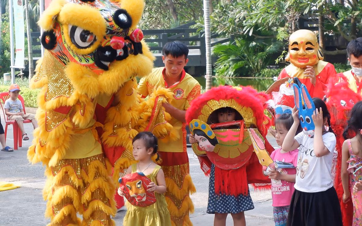 Các em nhỏ háo hức múa lân thử. (Ảnh: Bảo tàng Dân tộc học Việt Nam) Các em nhỏ háo hức múa lân thử. (Ảnh: Bảo tàng Dân tộc học Việt Nam)