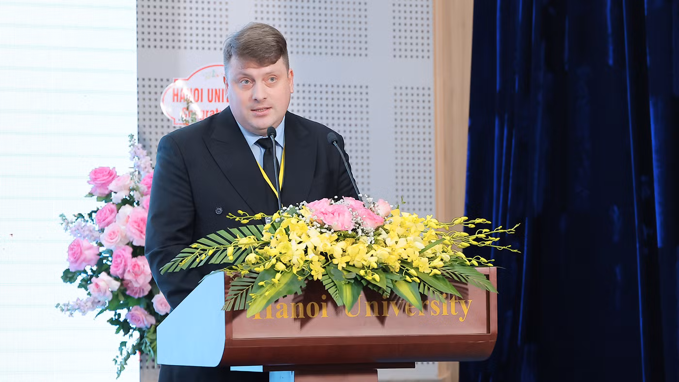 Giám đốc Trung tâm Khoa học và Văn hoá Nga tại Hà Nội Murashkin Vladimir Vladimirovich phát biểu.