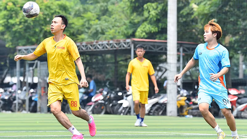 Bước vào trận chung kết với đội bóng Bộ Thông tin và Truyền thông, các cầu thủ Báo Nhân Dân nhập cuộc tự tin với nhiều tình huống áp sát khung thành đội bạn.