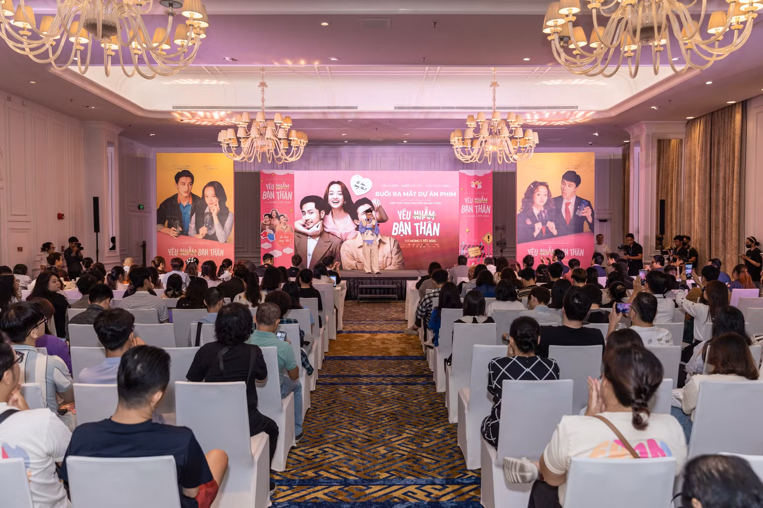 Showcase thu hút đông đảo báo giới và khán giả tham dự. Showcase thu hút đông đảo báo giới và khán giả tham dự.