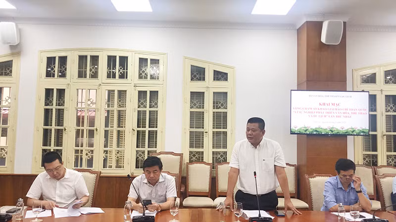 Nhà báo Nguyễn Ngọc Thanh phát biểu về giải thưởng.