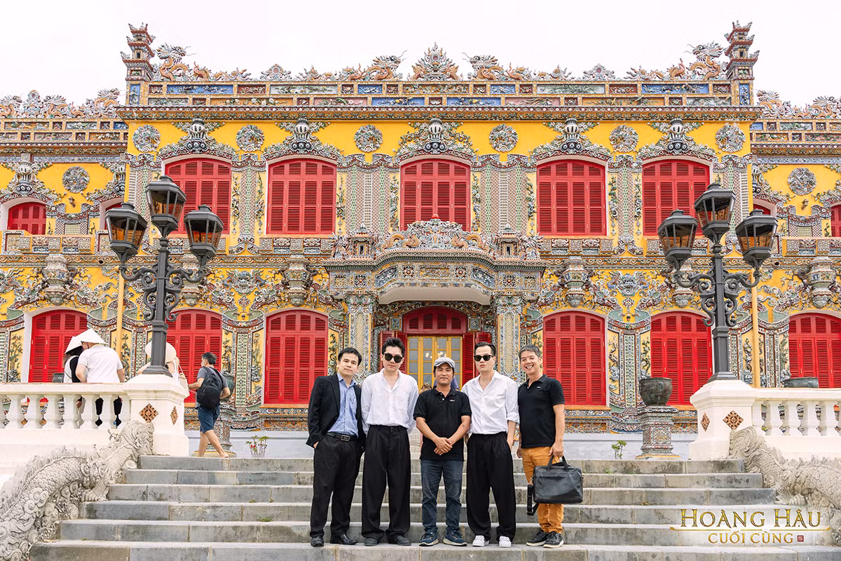 Phim được quay tại điện Kiến Trung, nơi Vua Bảo Đại và Hoàng gia từng sinh sống. Phim được quay tại điện Kiến Trung, nơi Vua Bảo Đại và Hoàng gia từng sinh sống.