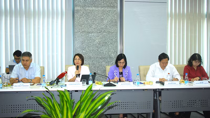 Bà Lương Minh Hiền, Phó Tổng Giám đốc Sonadezi nêu một số kiến nghị. Bà Lương Minh Hiền, Phó Tổng Giám đốc Sonadezi nêu một số kiến nghị.
