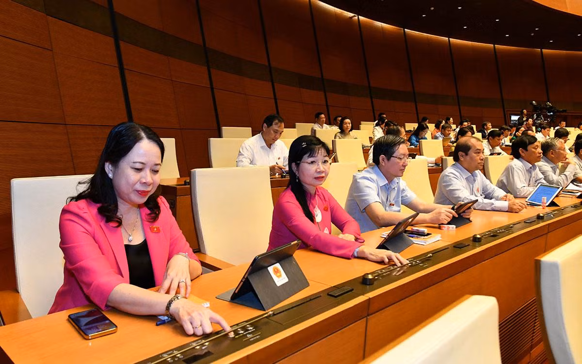 Các luật và nghị quyết được thông qua với sự nhất trí cao của đa số các đại biểu Quốc hội dự kỳ họp. Các luật và nghị quyết được thông qua với sự nhất trí cao của đa số các đại biểu Quốc hội dự kỳ họp.