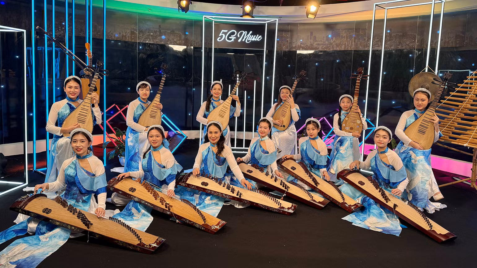 Nghệ sĩ Diệu Thảo (hàng trên, ở giữa) trình diễn cùng các nghệ sĩ nhạc cụ dân tộc khác.