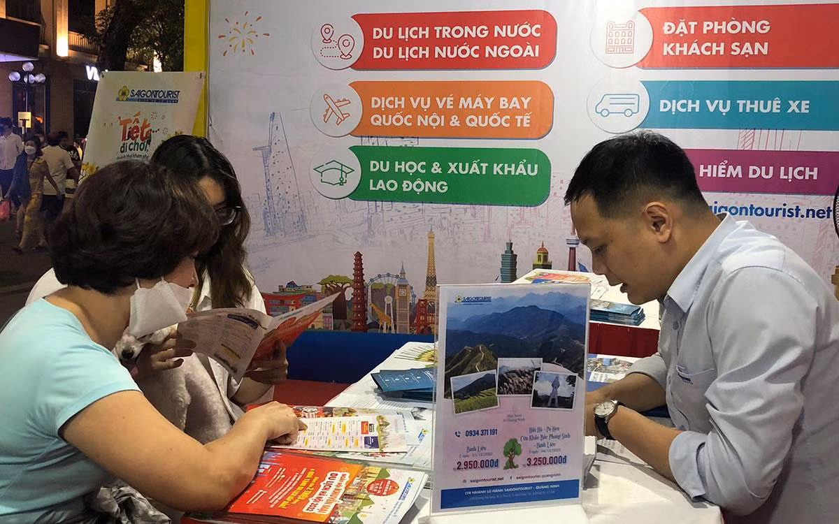 Người tiêu dùng tìm hiểu các tour du lịch tại sự kiện. Người tiêu dùng tìm hiểu các tour du lịch tại sự kiện.