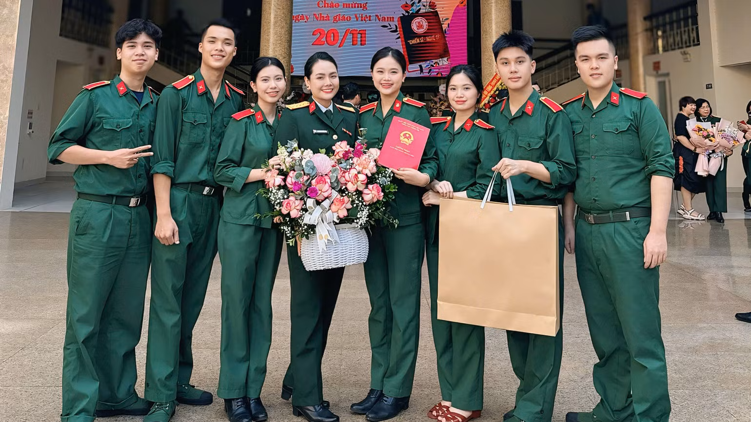 Các học trò chúc mừng cô giáo Lương Nguyệt Anh. Các học trò chúc mừng cô giáo Lương Nguyệt Anh.