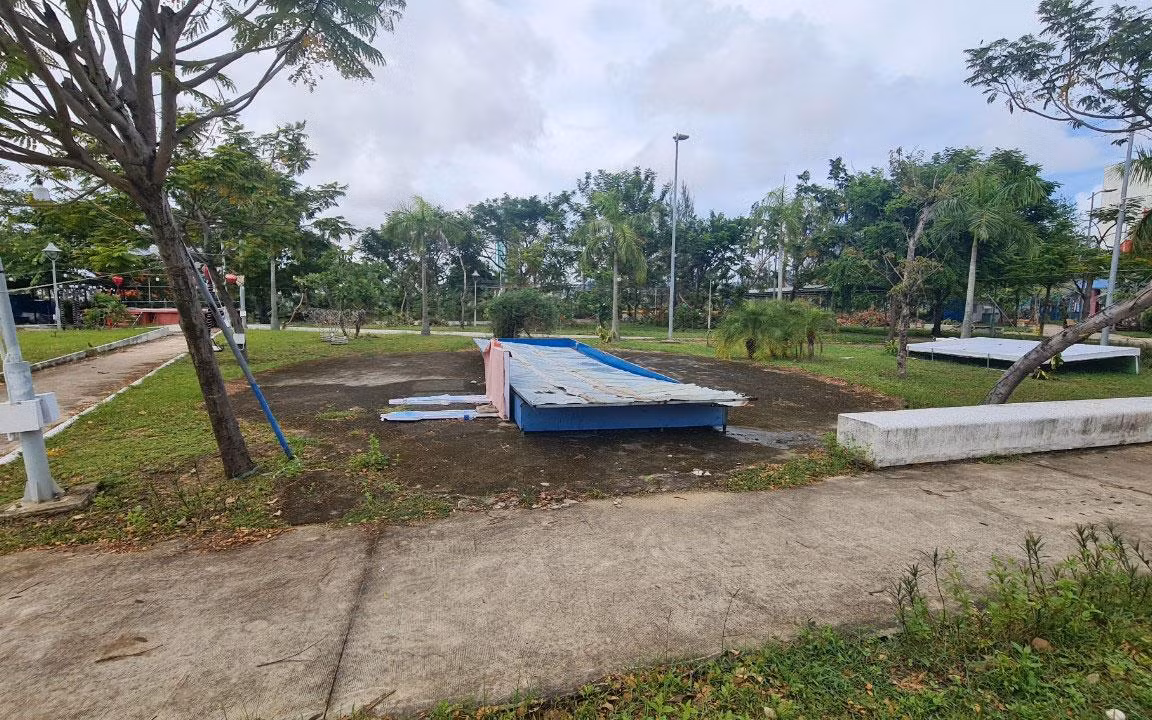 Khu vực sân chơi trở nên hoang tàn đổ nát, không được dọn dẹp.