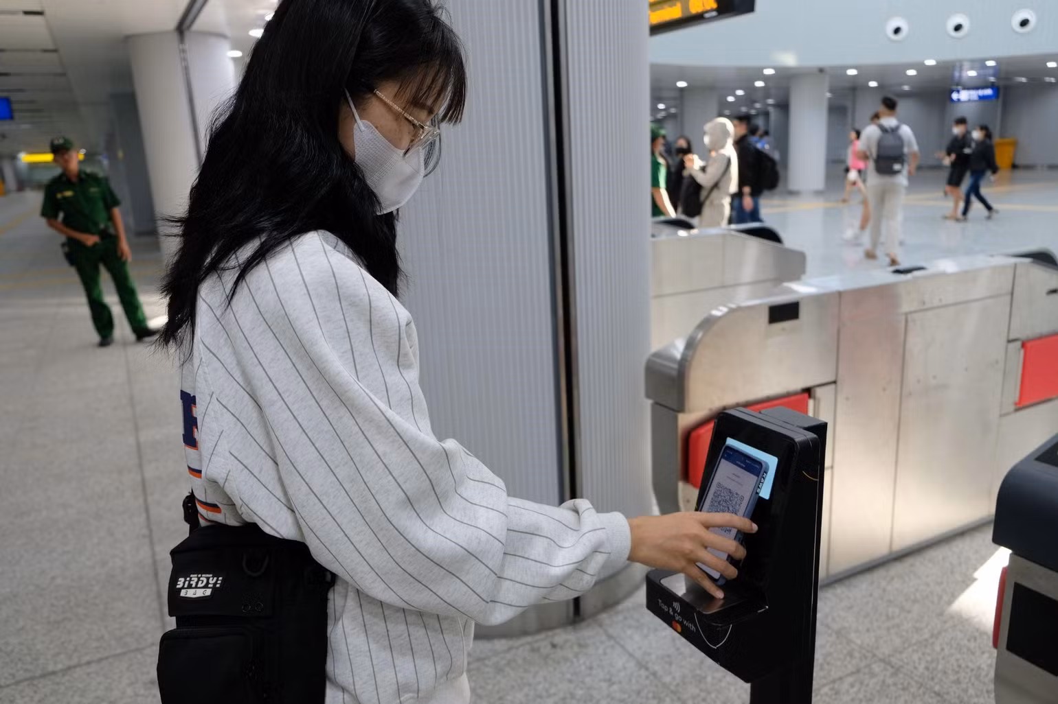 Hành khách nhận QR code tạo trực tiếp từ ứng dụng HCMC Metro HURC trên điện thoại để sử dụng đi tàu. Hành khách nhận QR code tạo trực tiếp từ ứng dụng HCMC Metro HURC trên điện thoại để sử dụng đi tàu.