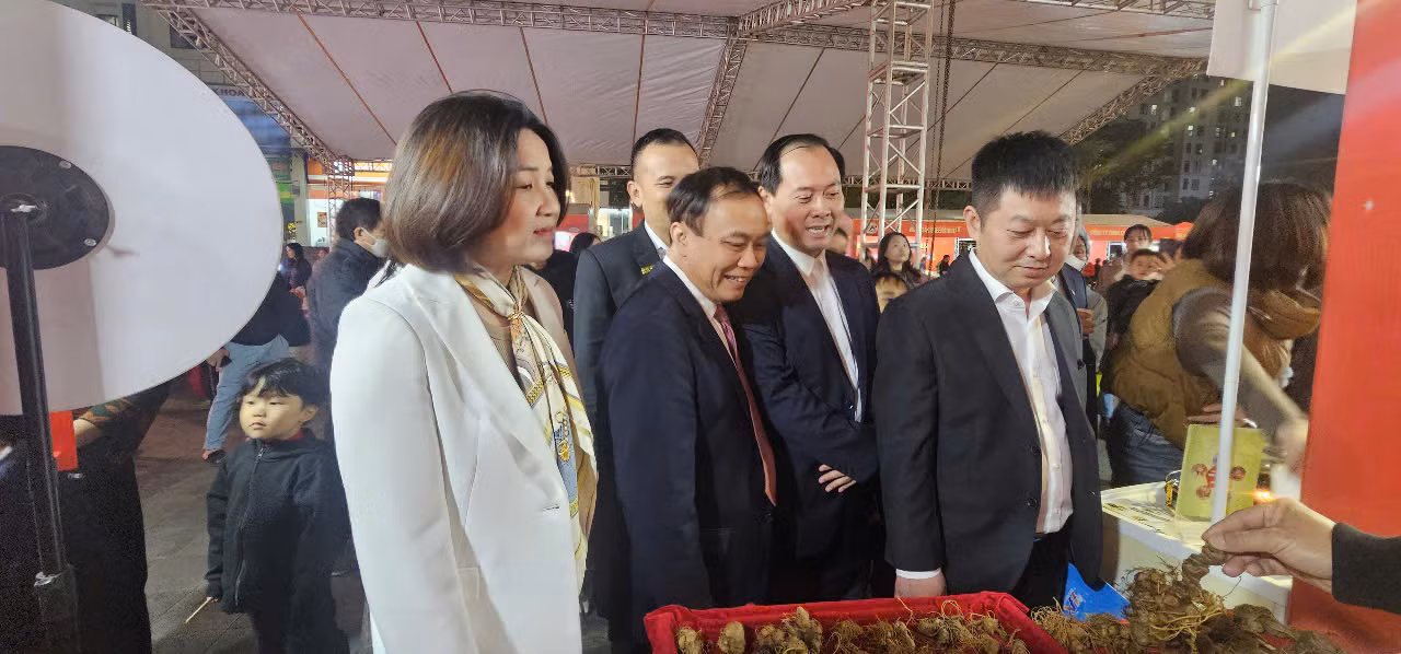 Các vị đại biểu tham quan các gian hàng. Các vị đại biểu tham quan các gian hàng.