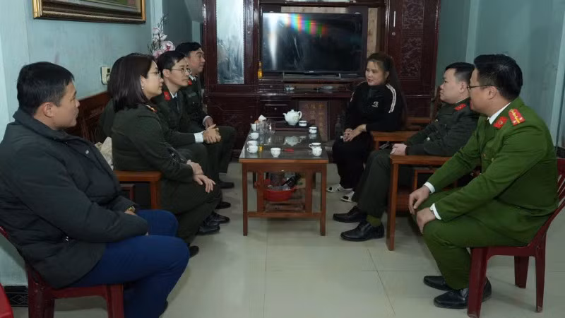 Thăm hỏi thân nhân gia đình Liệt sĩ CAND Lưu Minh Thức đã anh dũng hy sinh trong khi làm nhiệm vụ truy bắt, trấn áp tội phạm.