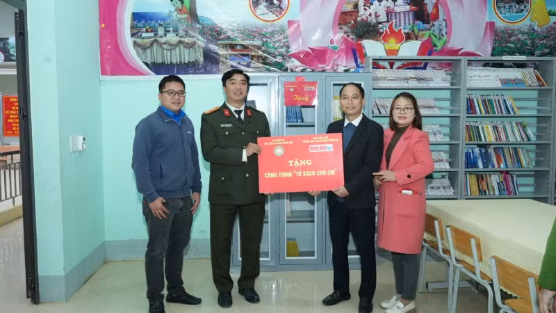 Đại diện Học viện An ninh nhân dân và Truyền hình Nhân Dân tại công trình Tủ sách cho em tại trường THCS Bạch Đích, Hà Giang.