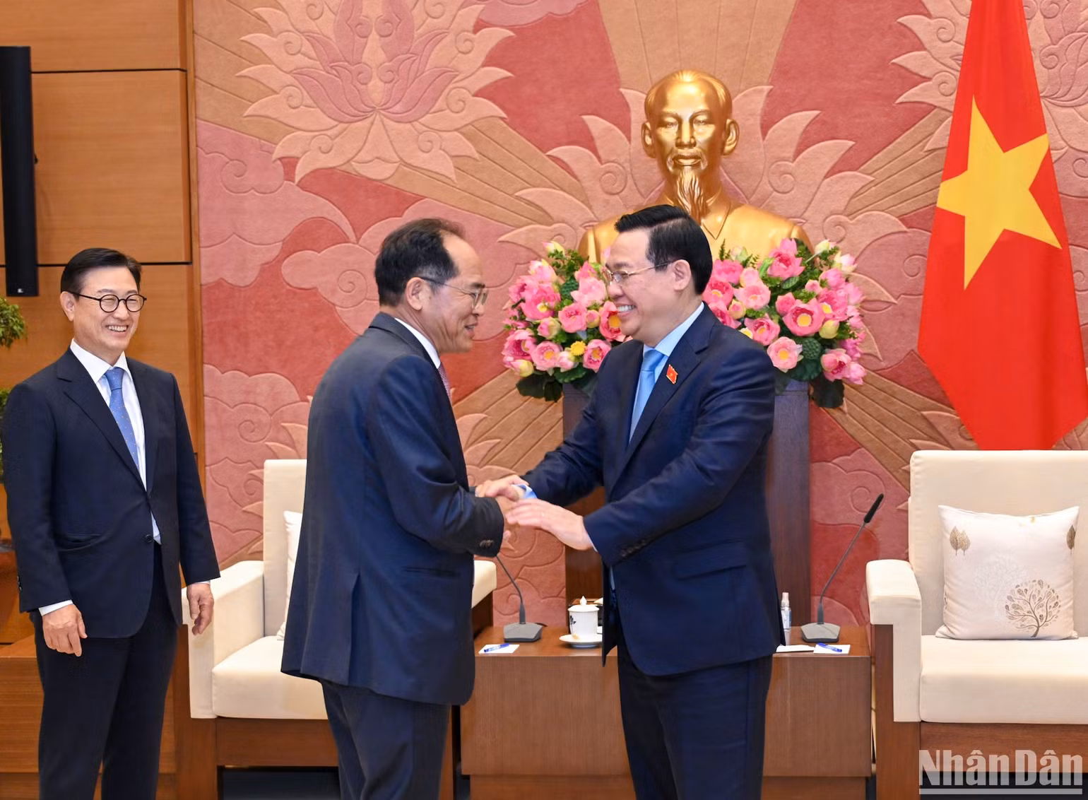 Chủ tịch Quốc hội Vương Đình Huệ và Tổng Giám đốc Công ty luật Kim&Chang Chung Kye Sung. Chủ tịch Quốc hội Vương Đình Huệ và Tổng Giám đốc Công ty luật Kim&Chang Chung Kye Sung.