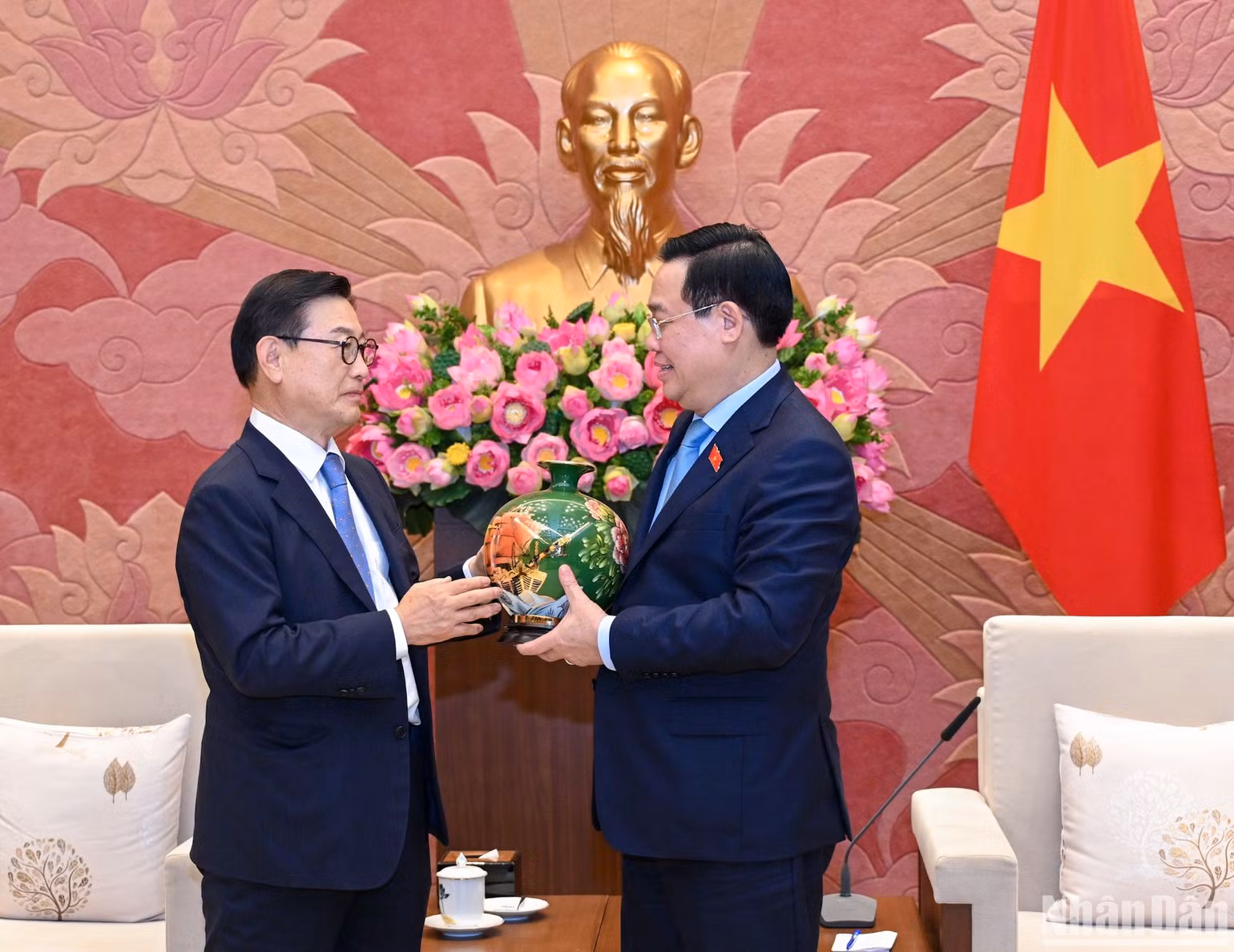 Chủ tịch Quốc hội Vương Đình Huệ trao tặng quà lưu niệm cho ông Chung Kye Sung. Chủ tịch Quốc hội Vương Đình Huệ trao tặng quà lưu niệm cho ông Chung Kye Sung.