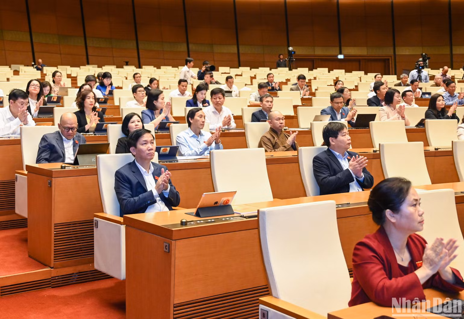 Hội nghị đại biểu Quốc hội chuyên trách lần này thảo luận, cho ý kiến vào 7 dự án luật trong đó có 6 dự án luật trình Quốc hội xem xét thông qua gồm Luật Hợp tác xã (sửa đổi), Luật Đấu thầu (sửa đổi), Luật Bảo vệ quyền lợi người tiêu dùng (sửa đổi), Luật Giá (sửa đổi), Luật Giao dịch điện tử (sửa đổi), Luật Phòng thủ dân sự và dự án Luật Đất đai (sửa đổi). Hội nghị đại biểu Quốc hội chuyên trách lần này thảo luận, cho ý kiến vào 7 dự án luật trong đó có 6 dự án luật trình Quốc hội xem xét thông qua gồm Luật Hợp tác xã (sửa đổi), Luật Đấu thầu (sửa đổi), Luật Bảo vệ quyền lợi người tiêu dùng (sửa đổi), Luật Giá (sửa đổi), Luật Giao dịch điện tử (sửa đổi), Luật Phòng thủ dân sự và dự án Luật Đất đai (sửa đổi).