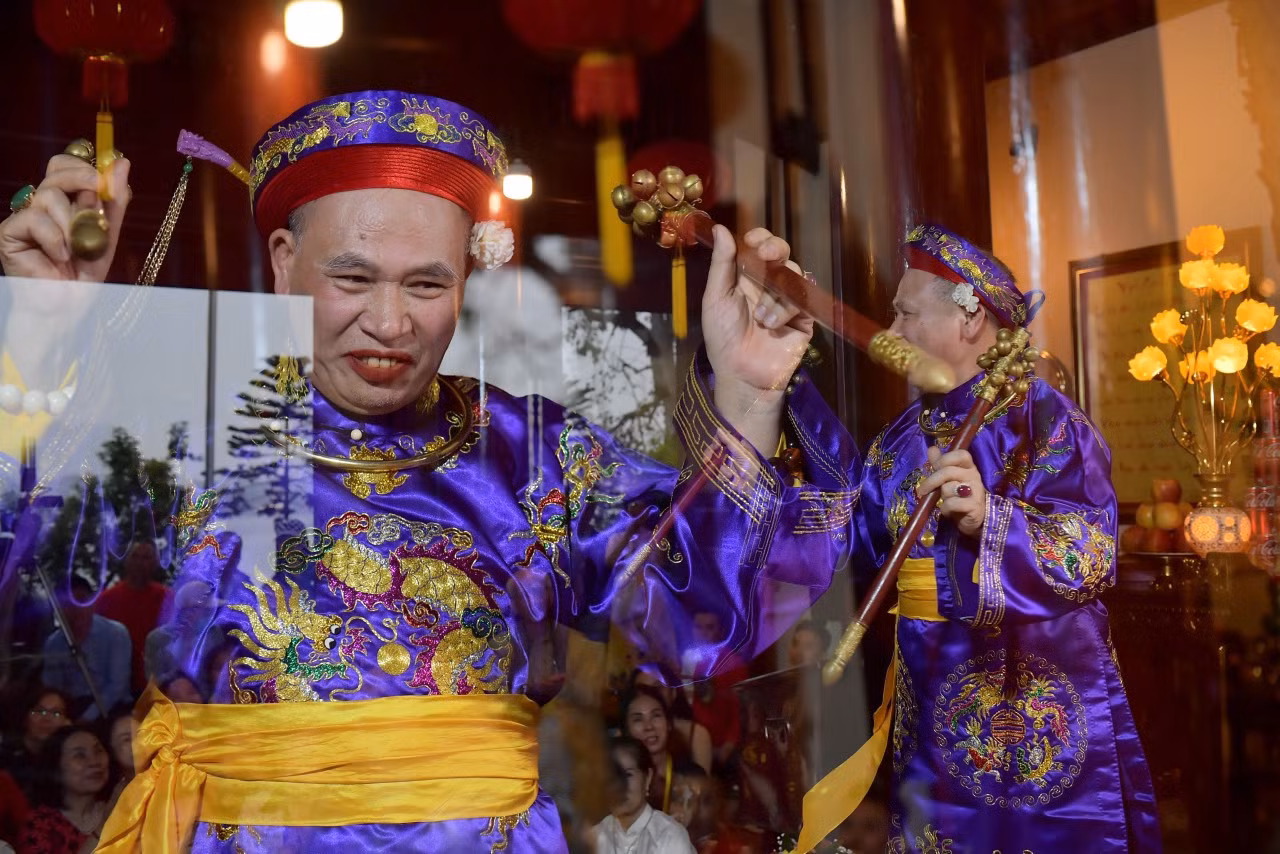 Một số thực hành nghi lễ hầu đồng tại Đền Kim Ngưu, phủ Tây Hồ trong khuôn khổ hội thảo. Một số thực hành nghi lễ hầu đồng tại Đền Kim Ngưu, phủ Tây Hồ trong khuôn khổ hội thảo.