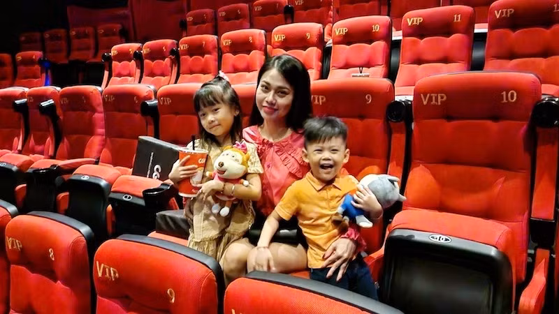 Gia đình chị Ngô Thuỷ là một trong số nhiều gia đình hào hứng "check-in" với Wolfoo tại rạp chiếu phim tuần qua.