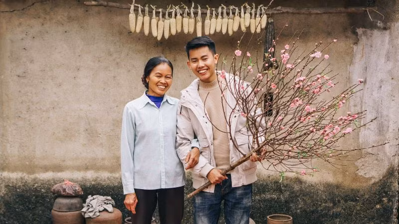 Bà Dương Thị Cường cùng con trai Đồng Văn Hùng (huyện Phú Bình, tỉnh Thái Nguyên) là chủ kênh YouTube "Ẩm thực mẹ làm" về ẩm thực và nếp sống nông thôn, được người xem trong và ngoài nước yêu thích nhờ nội dung thuần Việt, giản dị, giàu cảm xúc. (Ảnh: NVCC)