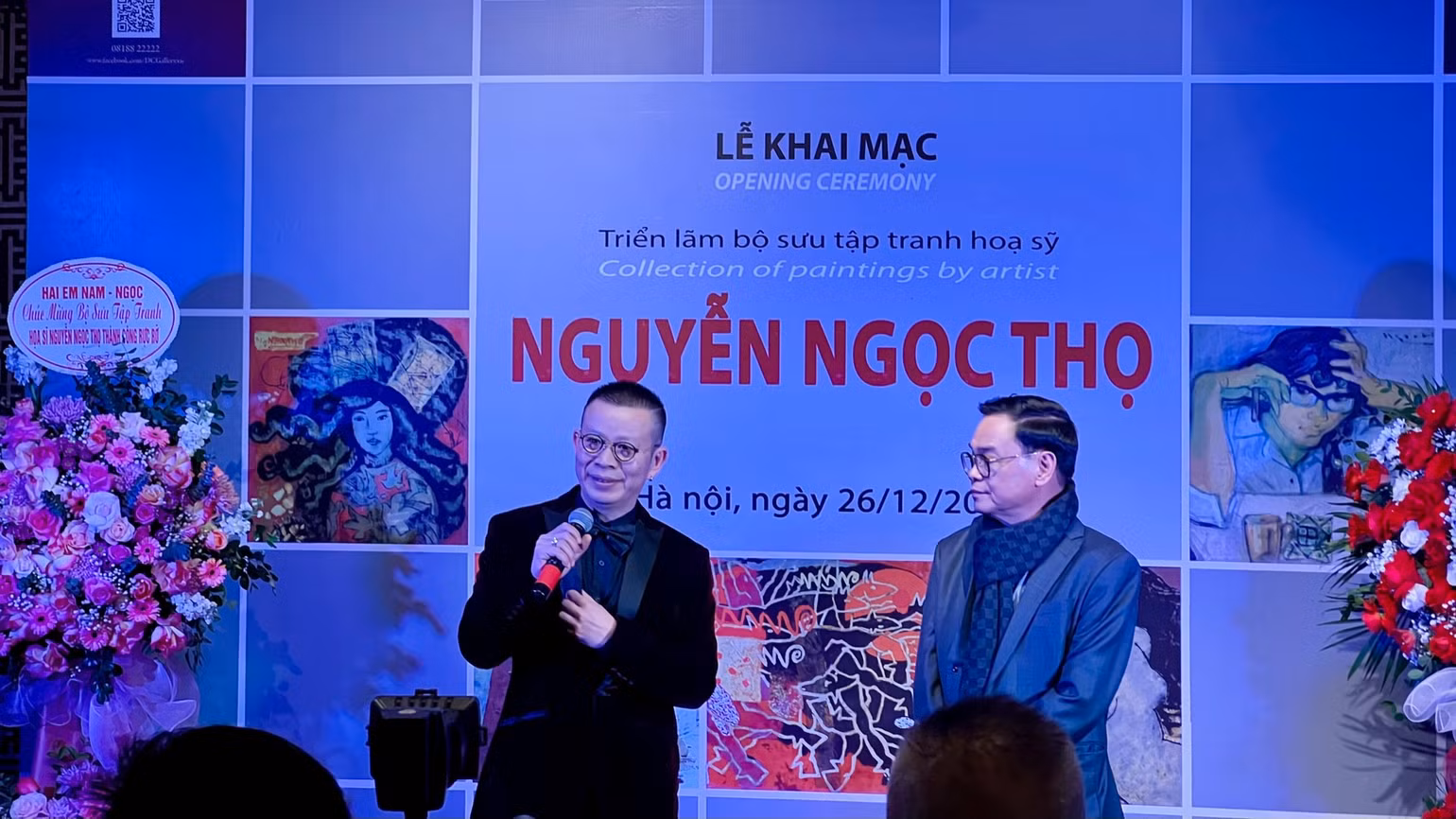 Nhà sưu tập Trần Cường và Đào Danh Hưng (người bên phải) trò chuyện cùng khách tham quan triển lãm về những kỷ niệm, tình cảm với cố họa sĩ.