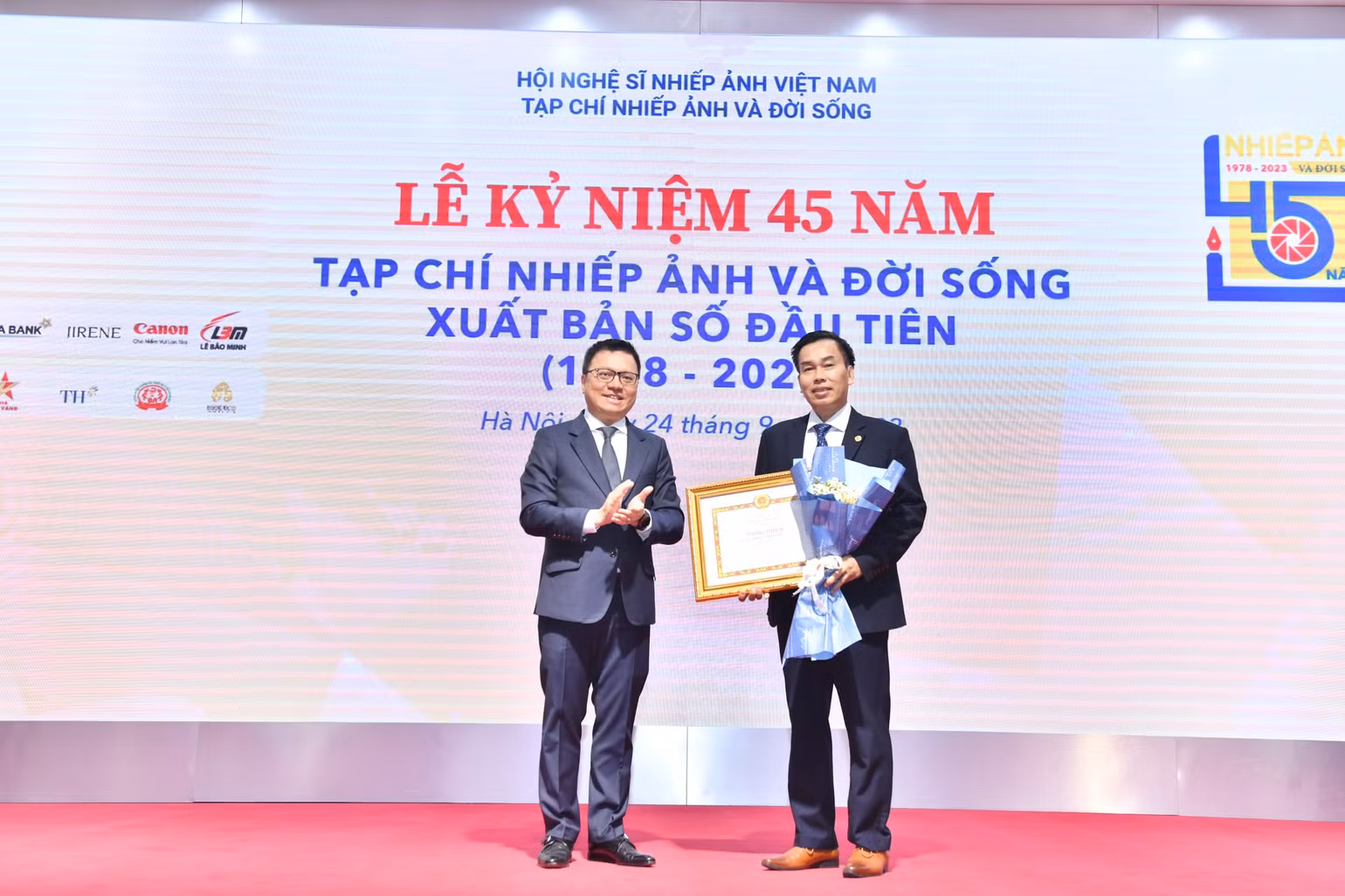Đồng chí Lê Quốc Minh trao Bằng khen của Ban Tuyên giáo Trung ương dành cho Tạp chí Nhiếp ảnh và Đời sống (Tổng Biên tập Hồ Sỹ Minh đại diện lên nhận).