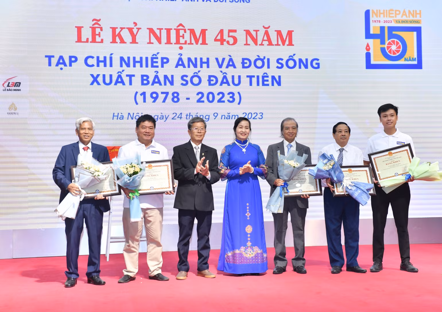 Các phóng viên, biên tập viên Tạp chí Nhiếp ảnh và Đời sống nhận Bằng khen của Hội Nghệ sĩ Nhiếp ảnh Việt Nam.