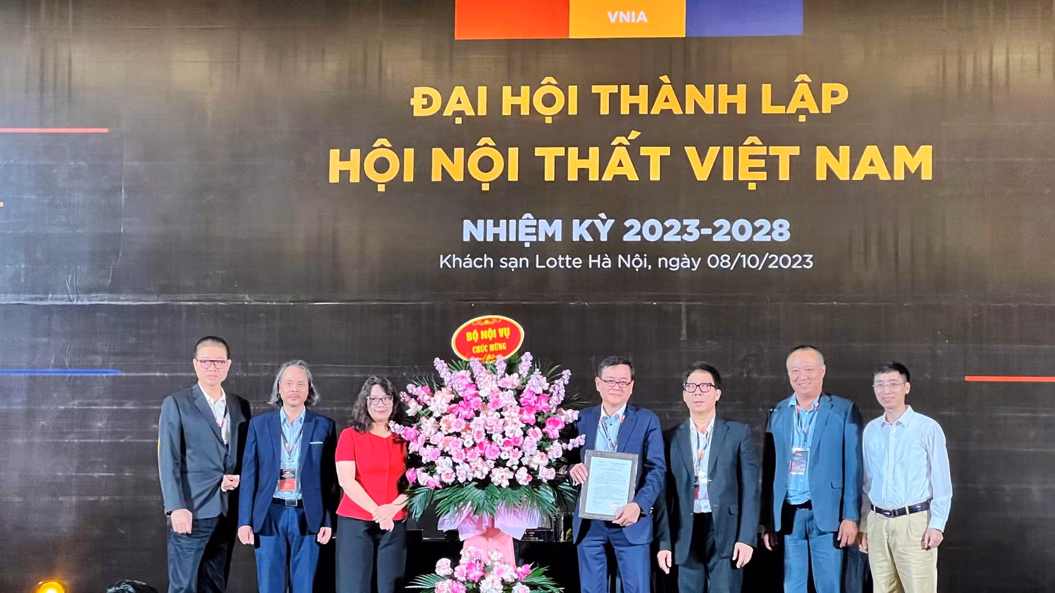 Đại diện Bộ Nội vụ công bố và trao Quyết định cho phép thành lập Hội Nội thất Việt Nam.