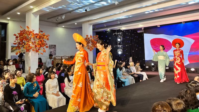 Các người mẫu trình diễn song song áo dài và kimono, tượng trưng cho truyền thống đồng hành và gắn bó chặt chẽ của Việt Nam và Nhật Bản. Các người mẫu trình diễn song song áo dài và kimono, tượng trưng cho truyền thống đồng hành và gắn bó chặt chẽ của Việt Nam và Nhật Bản.