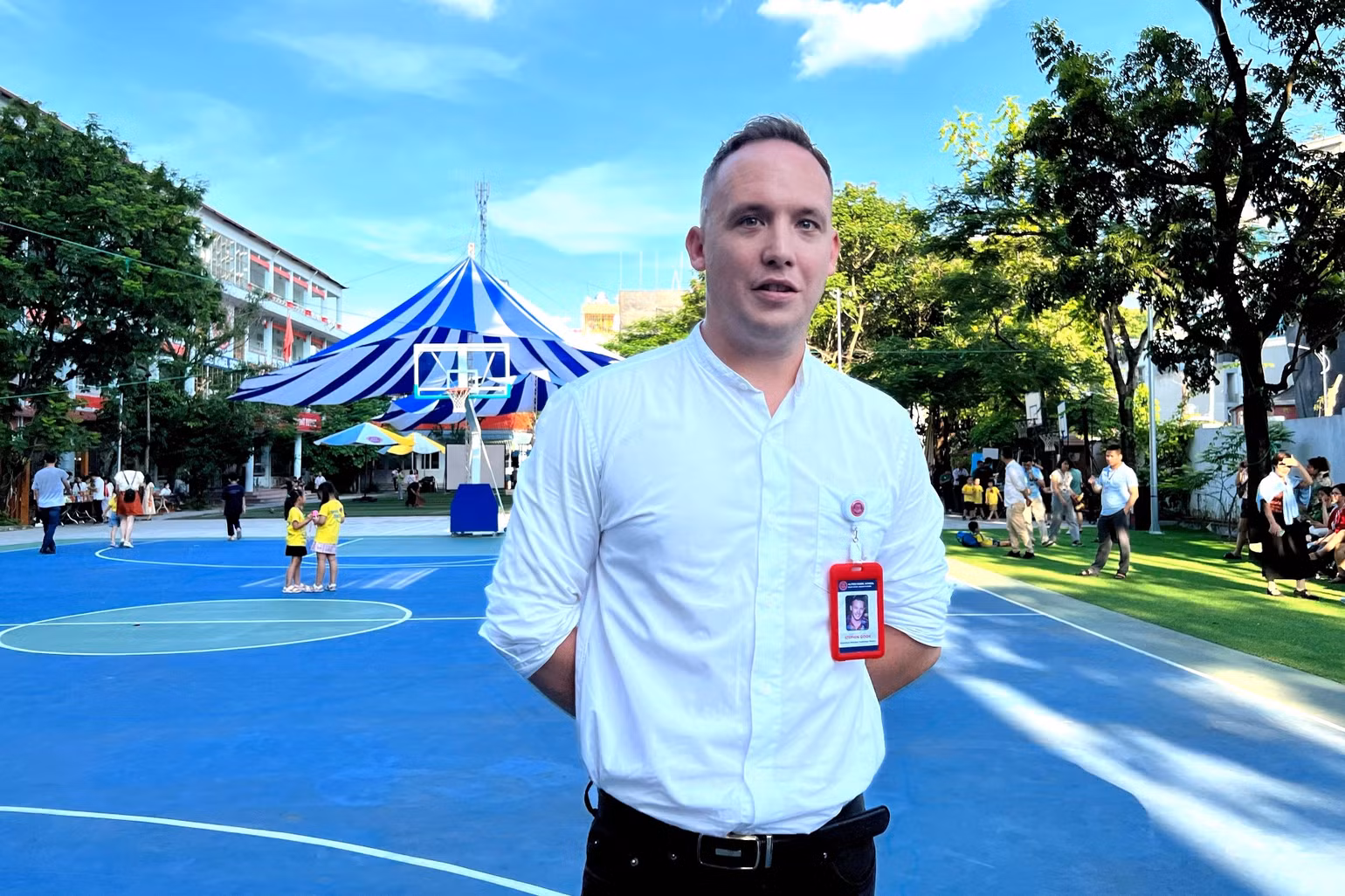 Anh Stephen Cook, giáo viên người Anh sống và làm việc 7 năm tại Hà Nội, cho biết Vu Lan là một ngày lễ rất đẹp, rất xúc động của người Việt mà anh có cơ hội quan sát, tham dự. Anh Stephen Cook, giáo viên người Anh sống và làm việc 7 năm tại Hà Nội, cho biết Vu Lan là một ngày lễ rất đẹp, rất xúc động của người Việt mà anh có cơ hội quan sát, tham dự.