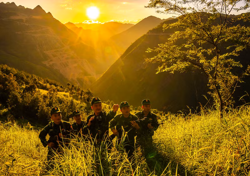 "Hoàng hôn trên dòng sông Nho Quế" (Huỳnh Văn Truyền). "Hoàng hôn trên dòng sông Nho Quế" (Huỳnh Văn Truyền).