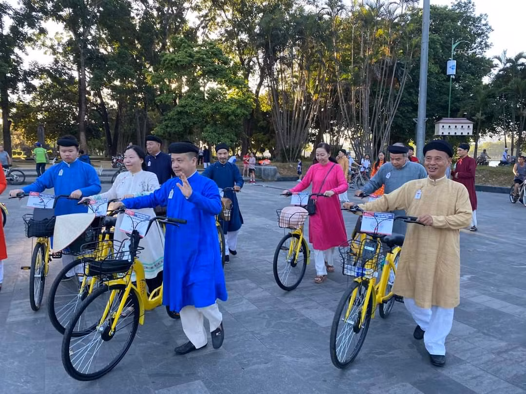 Ông Nguyễn Đức Bình (áo dài xanh) cùng các thành viên Câu lạc bộ Đình làng Việt (Ảnh: Ban tổ chức cung cấp) Ông Nguyễn Đức Bình (áo dài xanh) cùng các thành viên Câu lạc bộ Đình làng Việt (Ảnh: Ban tổ chức cung cấp)