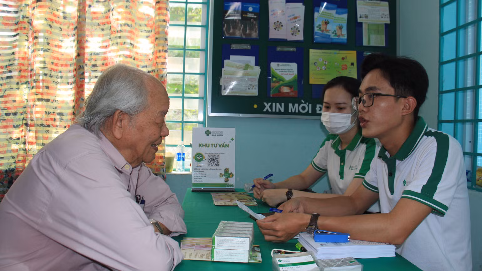 Cấp phát thuốc cho các đối tượng chính sách trên địa bàn quận Tân Phú, Thành phố Hồ Chí Minh. Cấp phát thuốc cho các đối tượng chính sách trên địa bàn quận Tân Phú, Thành phố Hồ Chí Minh.