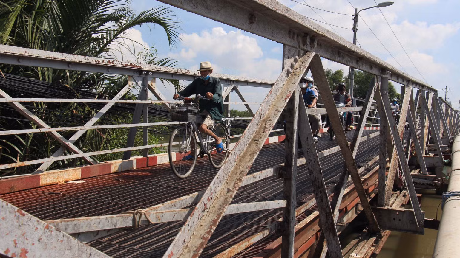Mặt cầu rộng từ 3-4m, thường xuyên bị ùn tắc giao thông do lượng phương tiện di chuyển lớn. Mặt cầu rộng từ 3-4m, thường xuyên bị ùn tắc giao thông do lượng phương tiện di chuyển lớn.