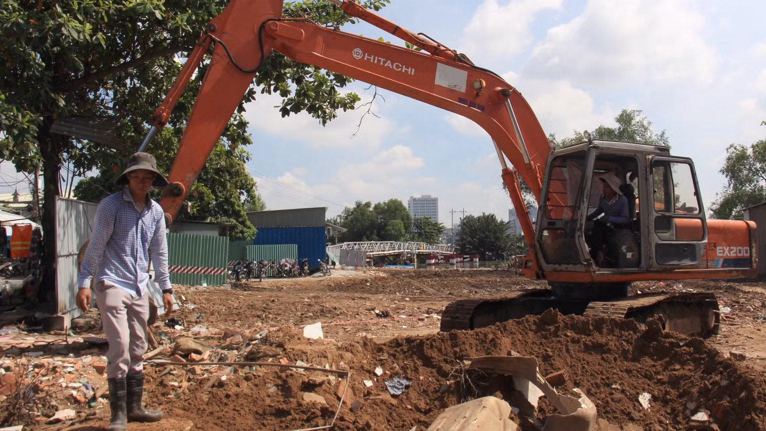 Tại khu vực công trường, máy móc đang thi công san lấp mặt bằng. Tại khu vực công trường, máy móc đang thi công san lấp mặt bằng.