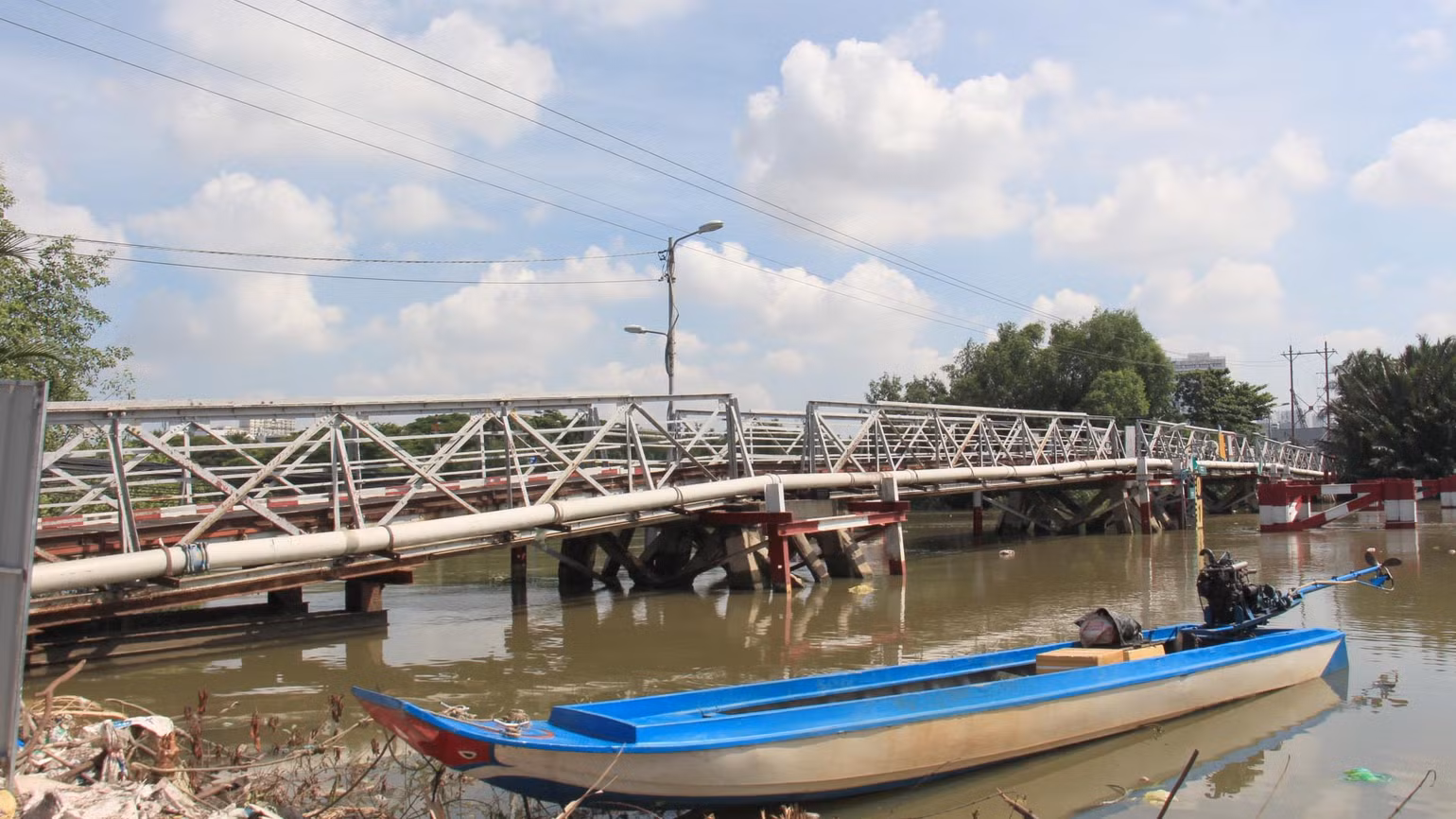Để bảo đảm giao thông qua lại khu vực này, Thành phố Hồ Chí Minh đã có kế hoạch xây dựng cầu Rạch Đỉa mới nhằm thay thế cầu sắt cũ. Theo đó, cầu Rạch Đỉa mới có chiều dài khoảng 317m, chiều rộng 10,5m với 9 nhịp cầu, tổng mức đầu tư là 512 tỷ đồng. Để bảo đảm giao thông qua lại khu vực này, Thành phố Hồ Chí Minh đã có kế hoạch xây dựng cầu Rạch Đỉa mới nhằm thay thế cầu sắt cũ. Theo đó, cầu Rạch Đỉa mới có chiều dài khoảng 317m, chiều rộng 10,5m với 9 nhịp cầu, tổng mức đầu tư là 512 tỷ đồng.