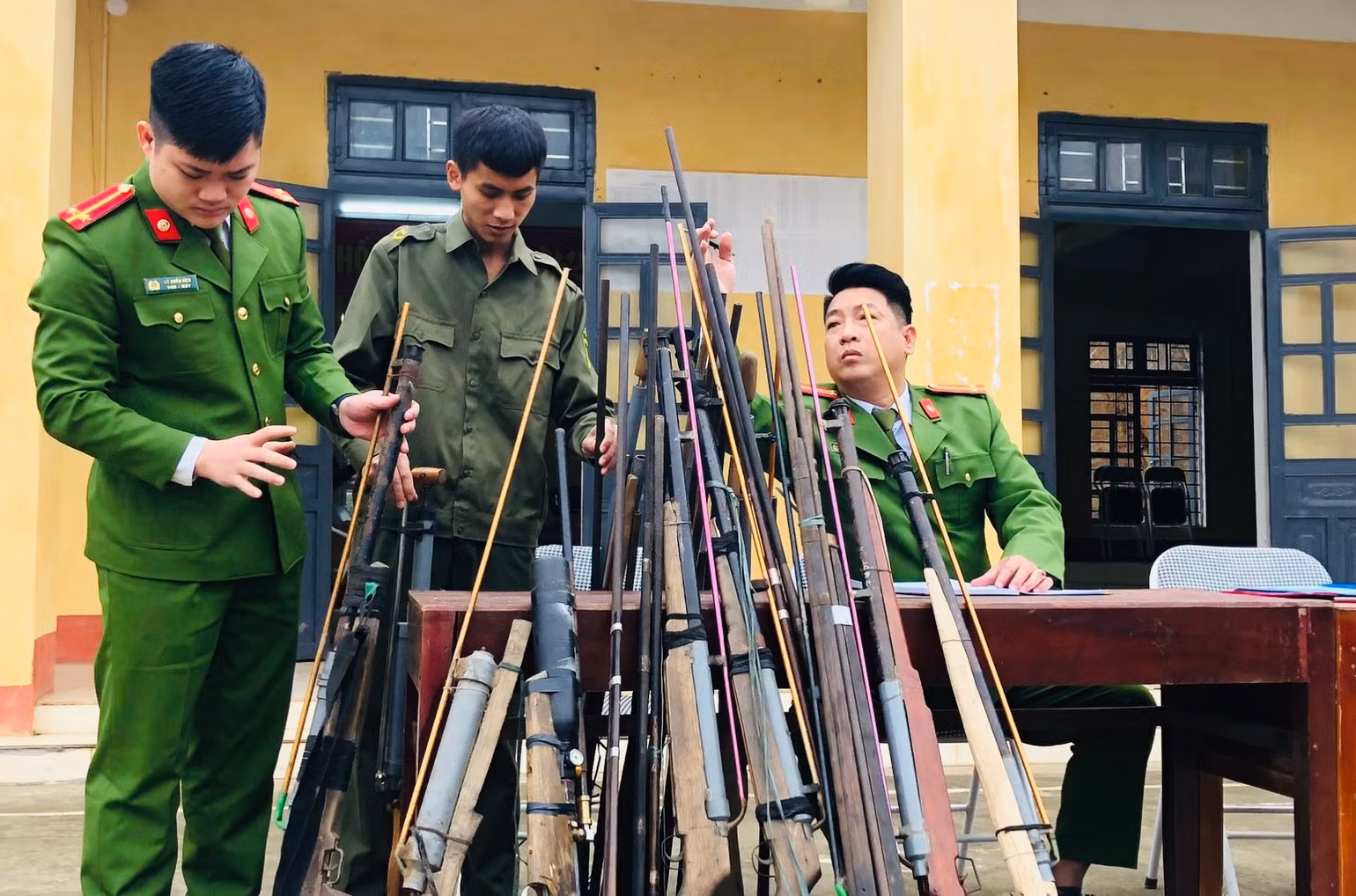 Thu hồi vũ khí tự chế tại xã Quang Minh, huyện Văn Yên. (Ảnh: THANH SƠN) Thu hồi vũ khí tự chế tại xã Quang Minh, huyện Văn Yên. (Ảnh: THANH SƠN)