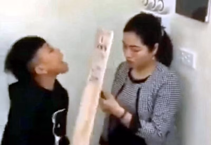 Một nam học sinh tấn công cô giáo. (Ảnh cắt từ clip)