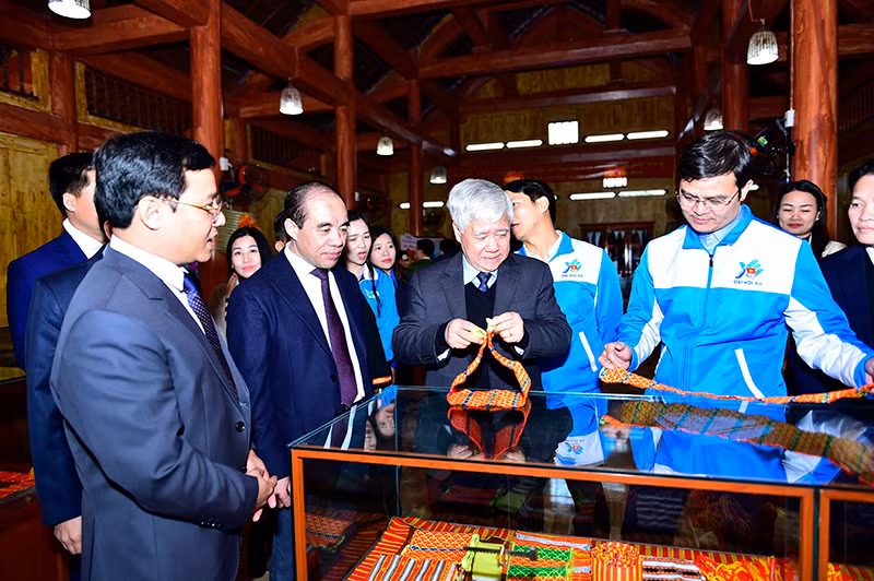 Các đại biểu tham quan không gian Nhà văn hóa cộng đồng dân tộc Pà Thẻn. Các đại biểu tham quan không gian Nhà văn hóa cộng đồng dân tộc Pà Thẻn.