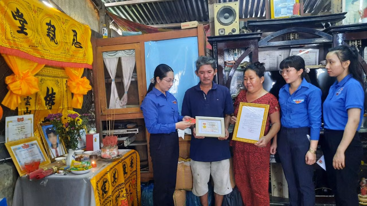 Thừa ủy quyền Trung ương Đoàn, lãnh đạo Tỉnh đoàn Vĩnh Long trao Huy hiệu “Tuổi trẻ dũng cảm" cho gia đình em N.M.Q ở huyện Bình Tân, tỉnh Vĩnh Long. Thừa ủy quyền Trung ương Đoàn, lãnh đạo Tỉnh đoàn Vĩnh Long trao Huy hiệu “Tuổi trẻ dũng cảm" cho gia đình em N.M.Q ở huyện Bình Tân, tỉnh Vĩnh Long.