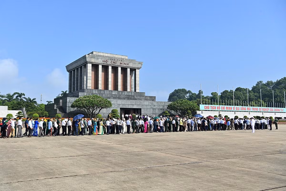 Đoàn đại biểu người có công với cách mạng tưởng niệm các Anh hùng, liệt sĩ và vào Lăng viếng Chủ tịch Hồ Chí Minh ảnh 10 Đoàn đại biểu người có công với cách mạng tưởng niệm các Anh hùng, liệt sĩ và vào Lăng viếng Chủ tịch Hồ Chí Minh ảnh 10