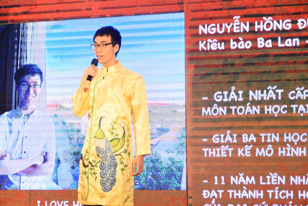 Nguyễn Hồng Đức Anh (Ba Lan) kể chuyện Sự tích bánh chưng, bánh dày. Nguyễn Hồng Đức Anh (Ba Lan) kể chuyện Sự tích bánh chưng, bánh dày.