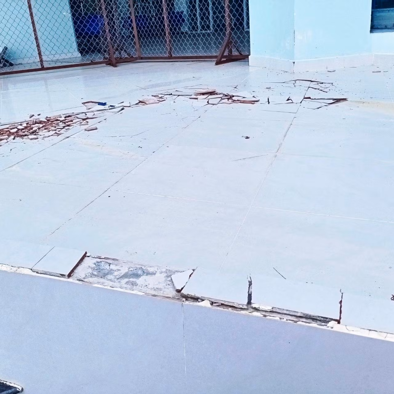 Nền gạch bị bong tróc.