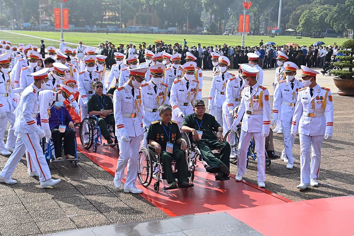 Đoàn đại biểu người có công với cách mạng tưởng niệm các Anh hùng, liệt sĩ và vào Lăng viếng Chủ tịch Hồ Chí Minh ảnh 9 Đoàn đại biểu người có công với cách mạng tưởng niệm các Anh hùng, liệt sĩ và vào Lăng viếng Chủ tịch Hồ Chí Minh ảnh 9